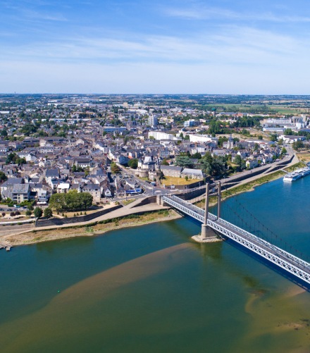 Vue aérienne d’une ville traversée par une rivière et un pont
