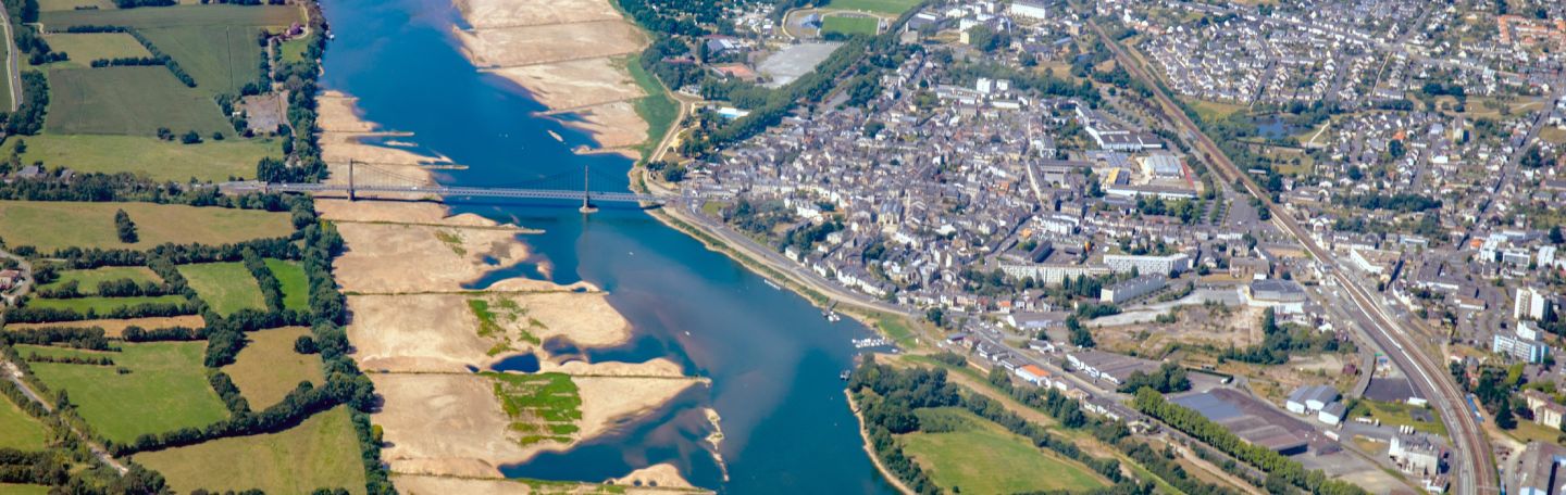 Vue aérienne d’une ville traversée par une rivière et un pont